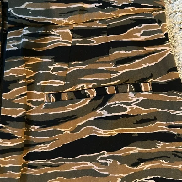 Carine Roitfeld Paris for Uniqlo pencil skirt in army green size 2 - Picture 6 of 12